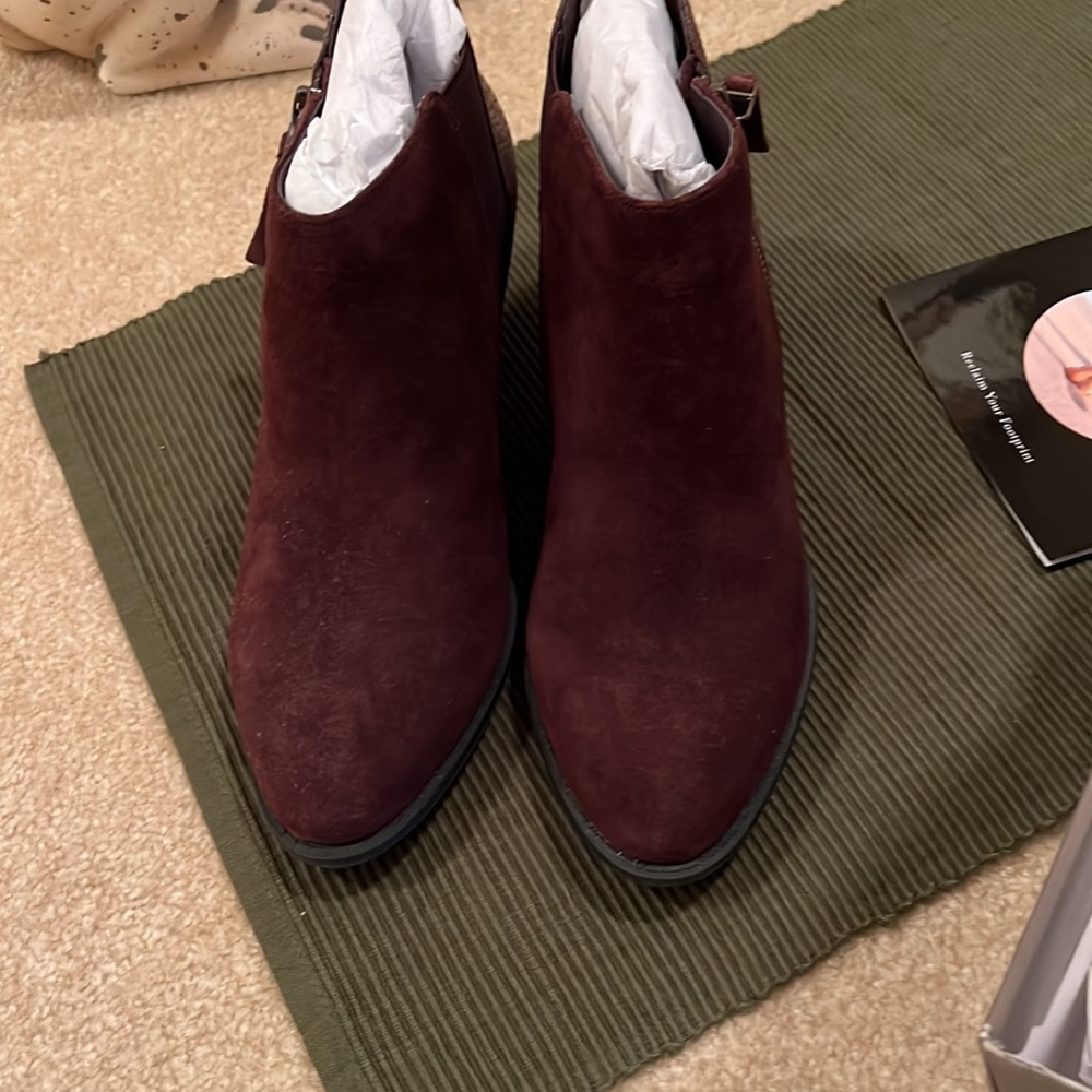 Vionic Booties Brand new in box Joe Vera Style Toffee Color Size 7.5 W